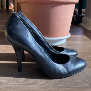Black stiletto pumps